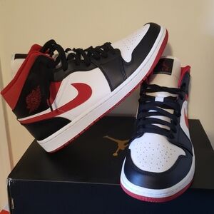 Jordan 1 SE Mid